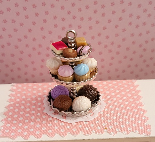 présentoir à gâteaux miniatures accessoires maisons de poupées