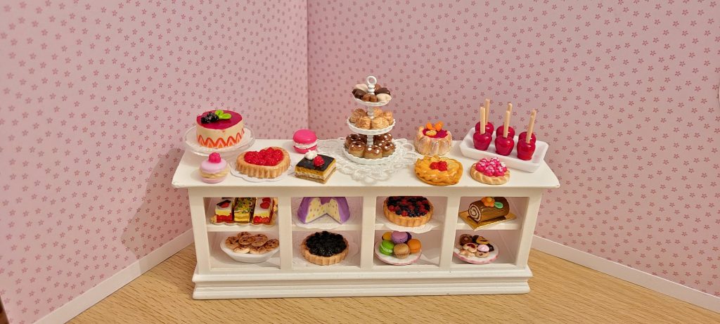 gâteaux miniatures maisons de poupées vitrines